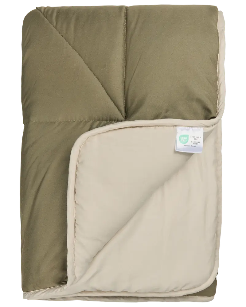 Vendbar dyne med olivengrøn top og beige underside, quiltet design, blødt stof, letvægt, egnet til alle årstider, inkluderer plejeetiket i hjørnet, ideel til sengetøj.