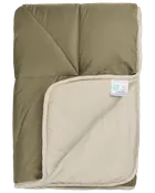 Vendbar dyne med olivengrøn top og beige underside, quiltet design, blødt stof, letvægt, egnet til alle årstider, inkluderer plejeetiket i hjørnet, ideel til sengetøj.