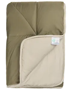Vendbar dyne med olivengrøn top og beige underside, quiltet design, blødt stof, letvægt, egnet til alle årstider, inkluderer plejeetiket i hjørnet, ideel til sengetøj.