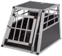 Aluminium hundbur med lutande front, gallerförsedd dörr och solida sidopaneler. Perfekt för biltransport, ger ventilation och säkerhet för medelstora till stora hundar.