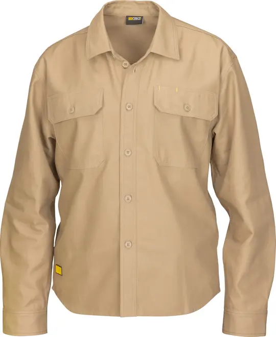 Beige langærmet arbejdstøjsskjorte med knaplukning, to brystlommer med klap, spids krave og slidstærkt stof. Afslappet pasform og robust konstruktion.