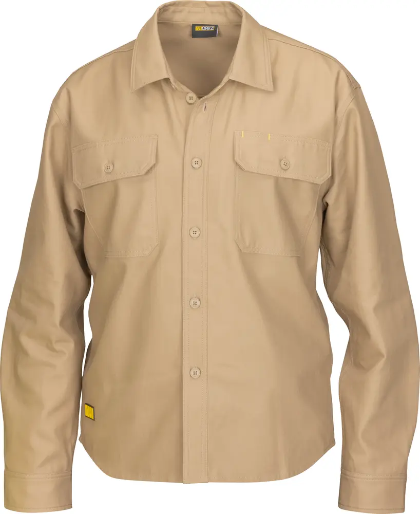 Beige långärmad arbetsskjorta med knappar, två bröstfickor med lock, spetsig krage och slitstarkt tyg. Avslappnad passform och robust design.