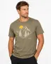 Herre t-shirt i olivengrøn med korte ærmer, bjerg- og træmotiv samt gul sol. "360 Outdoor" tekst under designet. Afslappet, behagelig pasform. - Billedet er skabt med AI