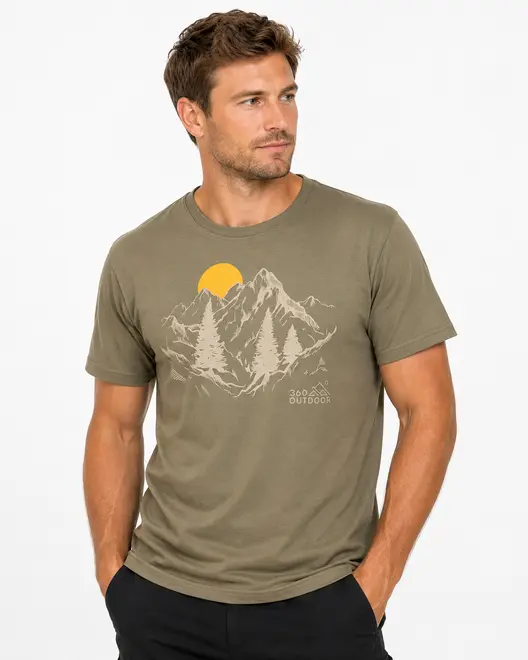 Herre t-shirt i olivengrøn med korte ærmer, bjerg- og træmotiv samt gul sol. "360 Outdoor" tekst under designet. Afslappet, behagelig pasform. - Billedet er skabt med AI