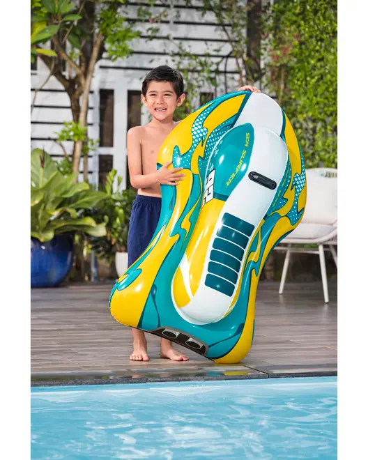 Uppblåsbar badleksak formad som en racerbils, i gult, grönt och vitt med tryckta detaljer, avsedd för barn att använda i poolen för lek och avkoppling.