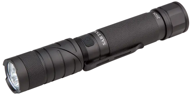 Sort taktisk lommelygte med tekstureret greb, sideklips og trykknap. Kompakt, cylindrisk design, velegnet til udendørs eller nødsituationer. Holdbar metalkonstruktion for pålidelig brug.