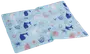 Lyseblå rektangulær måtte med sjove havdyrmotiver, herunder hvaler, blæksprutter, søstjerner og koraller. Lavet af glat stof, let at rengøre og velegnet til kæledyr eller børn.