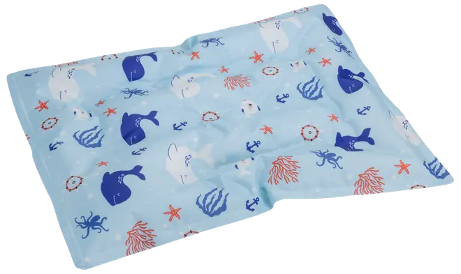 Lyseblå rektangulær måtte med sjove havdyrmotiver, herunder hvaler, blæksprutter, søstjerner og koraller. Lavet af glat stof, let at rengøre og velegnet til kæledyr eller børn.
