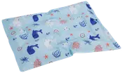 Lyseblå rektangulær måtte med sjove havdyrmotiver, herunder hvaler, blæksprutter, søstjerner og koraller. Lavet af glat stof, let at rengøre og velegnet til kæledyr eller børn.
