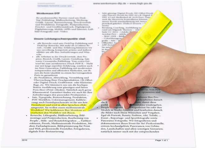 En hånd holder en gul overstregningstusch og markerer tekst på et trykt dokument. Overstregningstuschen har skrå spids og gennemsigtigt låg, ideel til fremhævning af tekst.