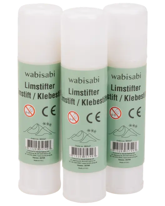 Pakke med tre Wabisabi limstifter med grønne etiketter og hvide låg. CE-mærket, ikke egnet til børn under 3 år. Til hobby og kontorbrug.
