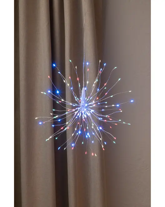 Hængende LED-lysdekoration formet som et fyrværkeri med tynde metalarme og flerfarvede lys. Perfekt til festlig indendørs pynt, batteridrevet og let at hænge op.