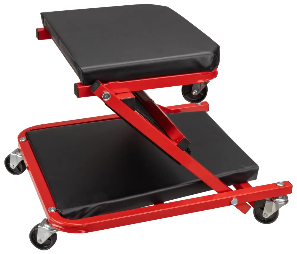 Röd mekanikerstol i stål med vadderade dynor, justerbar höjd och fyra svängbara hjul. Perfekt för verkstad, ger komfort och smidig rörelse vid arbete.