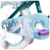 Barncykel med vita däck, ljusblå kedjeskydd med Frost-motiv av Elsa och vit häst, lila pedal och stödhjul. Passar unga Frost-fans.