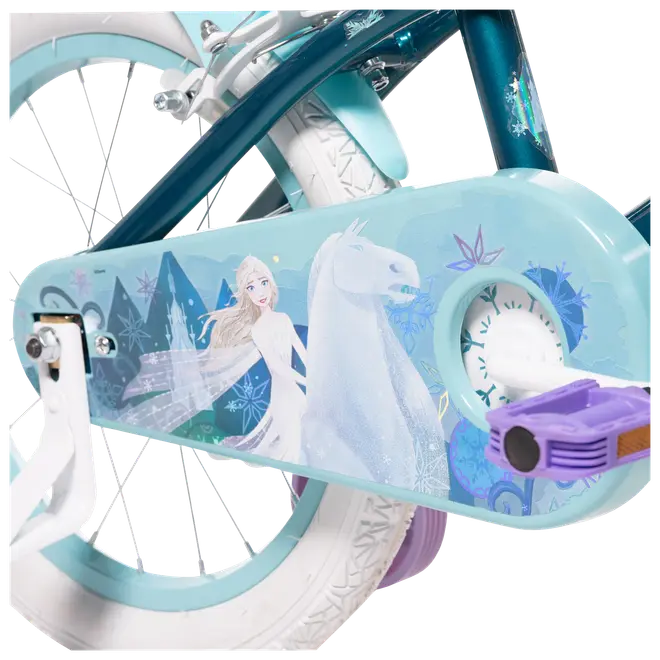 Barncykel med vita däck, ljusblå kedjeskydd med Frost-motiv av Elsa och vit häst, lila pedal och stödhjul. Passar unga Frost-fans.