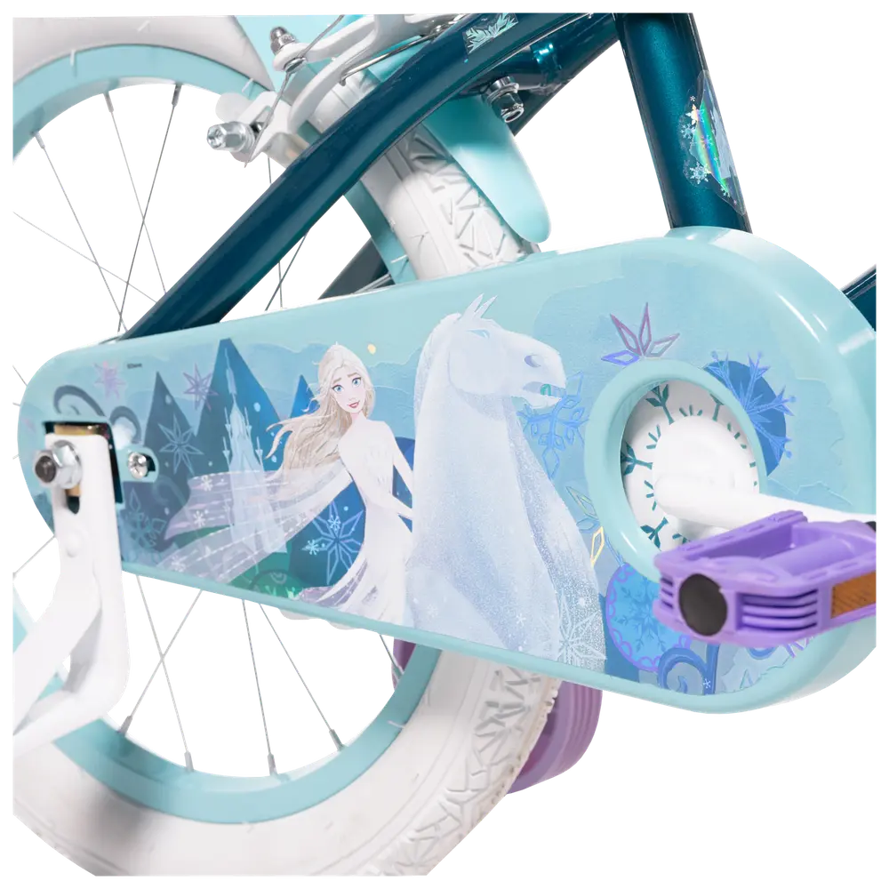 Barncykel med vita däck, ljusblå kedjeskydd med Frost-motiv av Elsa och vit häst, lila pedal och stödhjul. Passar unga Frost-fans.