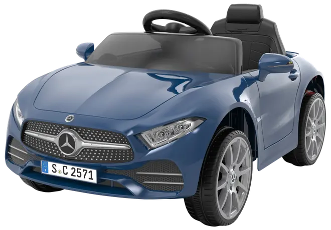 Blå Mercedes-Benz elbil til børn med realistiske detaljer, sølvfarvede hjul, sort sæde, rat og frontgitter med Mercedes-logo. Velegnet til leg både inde og ude.