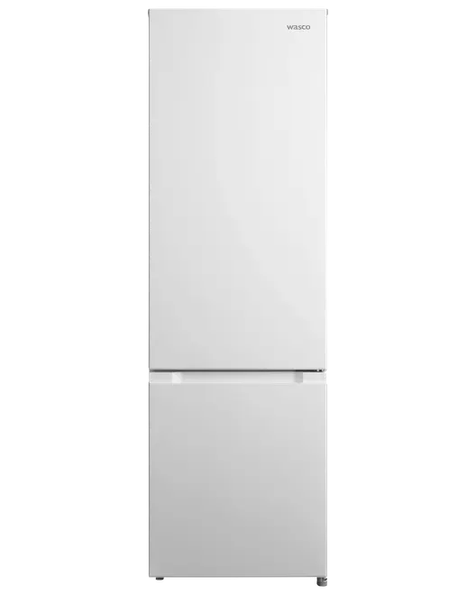 Hög, vit kyl med frysfack nedtill, slät framsida och minimalistisk design. Två dörrar och diskret Wasco-logotyp uppe till höger.