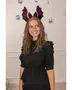 Svart hårband med glittriga fladdermusvingar och öron, dekorerat med rosa detaljer. Bärs med svart blus med volanger, puffärmar och markerad midja. Maskeradtillbehör för fest.