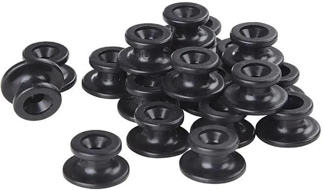 Sæt sorte gummigennemføringer, runde med centralt hul og udvidede kanter, bruges til at beskytte eller isolere ledninger gennem metal- eller plastpaneler.