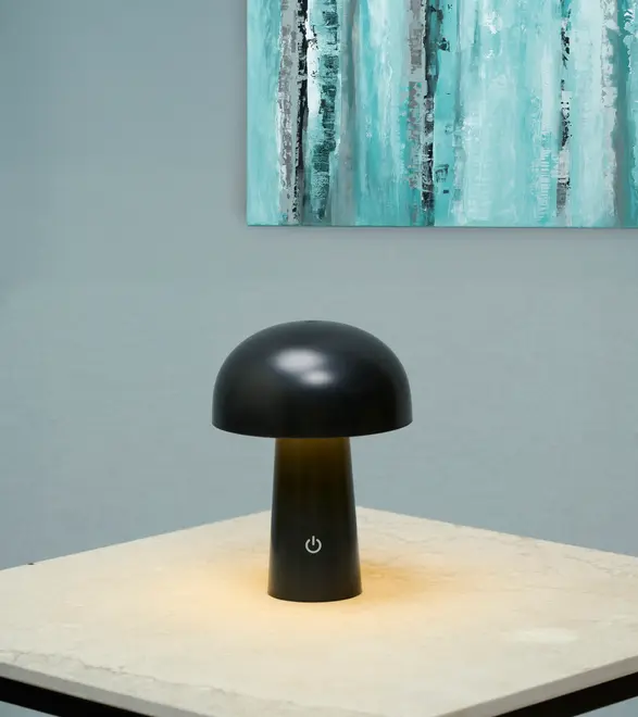Moderne bordlampe med svampeform i mat sort finish, touch-strømknap på basen, udsender varmt lys nedad. Kompakt, minimalistisk design til skrivebord, natbord eller sidebord.