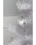 Sølvfarvet julekugle i glas med marmoreret finish, hængende på en hvid kunstig juletræsgren. Kuglen har blank, reflekterende overflade og metalophæng.