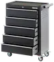 Sort metal værktøjsskuffe med fem rummelige skuffer, låsbar top, solid sidehåndtag, perforeret sidepanel og fire drejelige hjul. Perfekt til opbevaring af værktøj.