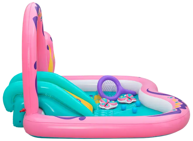 Oppustelig børnepool i pink og turkis med lille rutsjebane, basketballkurv og flydende ringe. Perfekt til udendørs vandleg og sjov for børn.