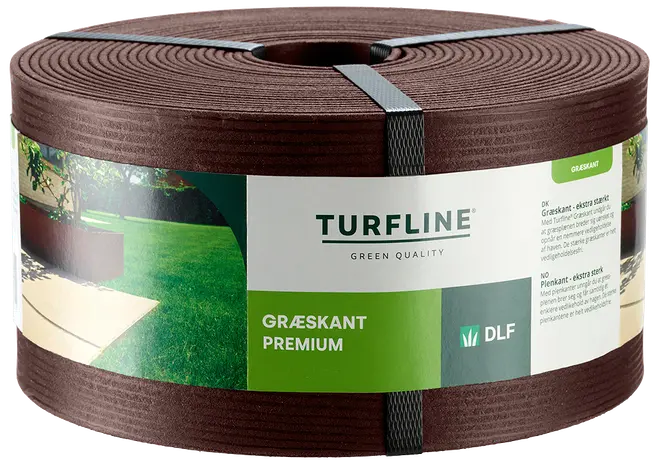 Rulle med brun plast gräskant, märkt "Turfline Green Quality Græskant Premium DLF." Används för tydliga kanter mellan gräsmatta och rabatter. Hållbar och väderbeständig.