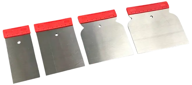 Set med fyra spackelspadar i metall med röda plasthandtag, alla i olika bredder. Perfekta för att sprida, skrapa eller jämna ut material som spackel eller lim.