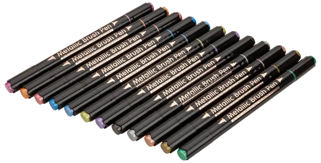 Sæt med 12 metalliske brush-penne med sorte kroppe og farvede hætter, hver mærket 'Metallic Brush Pen'. Velegnet til kunst, kalligrafi og hobbyprojekter.