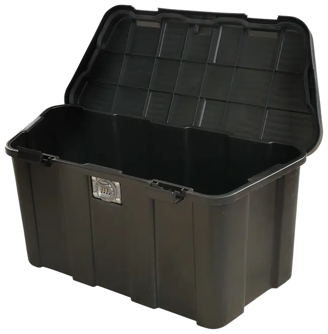 Stor sort plast opbevaringskasse med hængslet låg, forstærkede sider og indbygget kombinationslås foran. Ideel til sikker opbevaring af værktøj eller personlige ejendele.