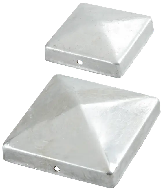 Galvaniserede stålpyramide stolpehætter, firkantede med spids top, passer til hegns- eller terrassepæle for beskyttelse og dekoration. Vises i to størrelser.