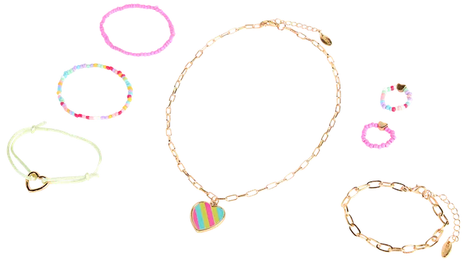 Färgglatt smyckeset: guldkedja med randigt hjärthänge, matchande armband, pärlarmband och rosa ringar. Lekfull och livlig design för barn.