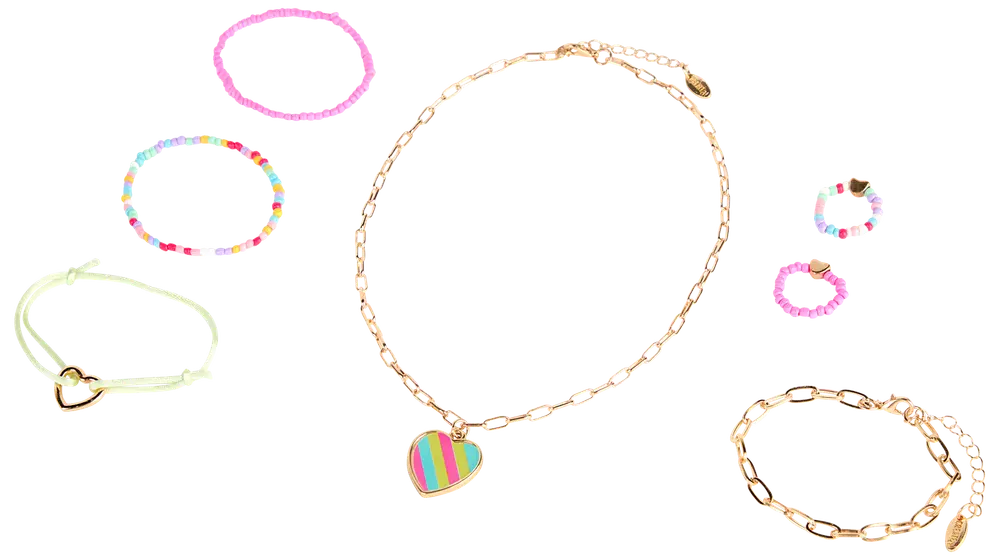 Färgglatt smyckeset: guldkedja med randigt hjärthänge, matchande armband, pärlarmband och rosa ringar. Lekfull och livlig design för barn.