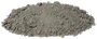 En bun af fint, gråt cementpulver med let grov tekstur, velegnet til blanding med vand og tilslag for at lave beton til byggeri eller reparation.