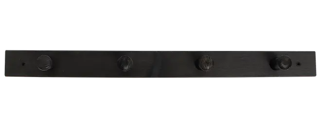 Lang sort vægmonteret metalstang med fire runde knopper eller kroge jævnt fordelt, minimalistisk design.