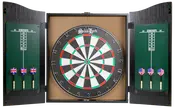 Dartboardsæt med skab, inkluderer seks dartpile (tre med UK-flag, tre med US-flag), to kridttavler til scoring og klassisk rund dartskive med nummererede felter og farvede ringe.