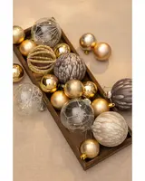 Set med blandade julgranskulor i guld, silver och taupe, med matta, blanka, glittriga och texturerade ytor. Innehåller runda och mönstrade kulor i träbricka.