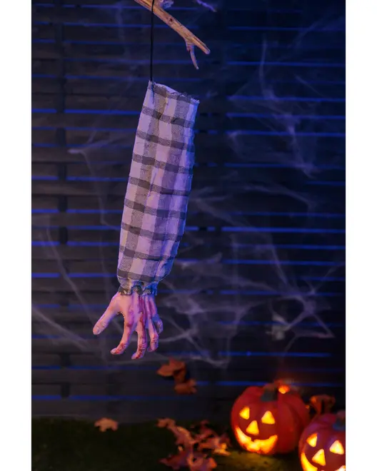 Hängande Halloween-dekoration: avhuggen hand med rutigt skjortärms, realistiska detaljer. Perfekt för skrämmande dekoration. Bakgrund med pumpor och spindelväv.