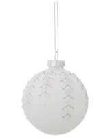 Frostad vit julgranskula i glas med silverglittrigt sicksackmönster, rund form, silverfäste och upphängningssnöre. Elegant och festlig dekoration till julgranen.