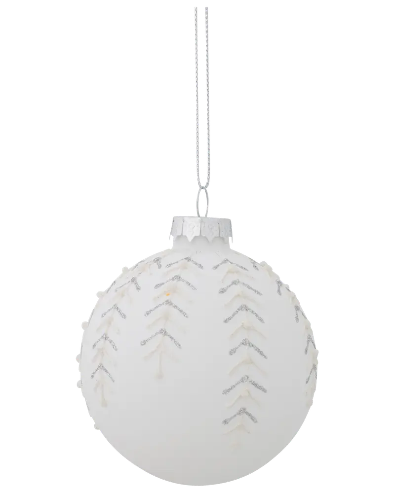 Frostad vit julgranskula i glas med silverglittrigt sicksackmönster, rund form, silverfäste och upphängningssnöre. Elegant och festlig dekoration till julgranen.