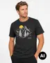 Sort kortærmet T-shirt med rund hals, bjerg- og solopgangsprint samt lille 360 Outdoor-logo på brystet. - Billedet er skabt med AI