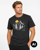 Sort kortærmet T-shirt med rund hals, bjerg- og solopgangsprint samt lille 360 Outdoor-logo på brystet. - Billedet er skabt med AI