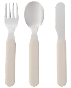 Bestiksæt med tre dele: gaffel, ske og kniv. Hver del har rustfrit stål hoved og glat, cremefarvet håndtag. Børnevenligt design med afrundede kanter.