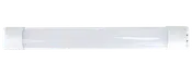 Lång vit LED-taklampa med frostad diffusor och ändkåpor, visad horisontellt.