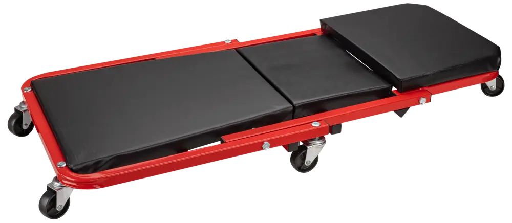 Röd mekanikerbräda med svarta vadderade kuddar, stålram och sex svängbara hjul. Perfekt för bekväm åtkomst under fordon vid reparation eller underhåll.