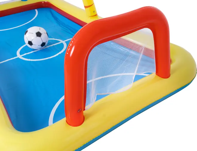 Oppustelig børnefodboldpool med blå bund, gule sider, rød målstolpe, hvidt net og sort-hvid fodbold. Perfekt til vandleg og sjov i haven.