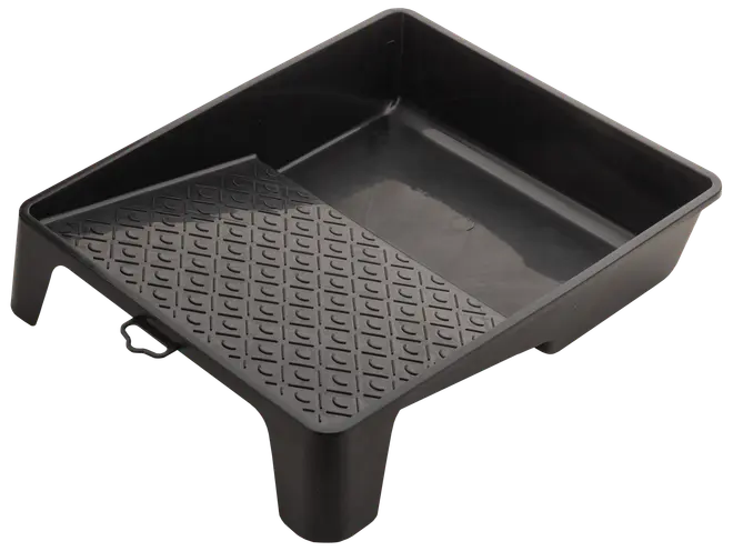 Sort plastik malerbakke med rillet rullefelt og dyb brønd til maling. Rektangulær form, forhøjede kanter og stabile ben for sikker brug.