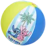 Oppustelig strandbold med blå, gule og hvide felter, motiv af Stitch og Angel, palmetræ og teksten "Stitch". Fremstillet af plastik, ideel til pool eller strand.